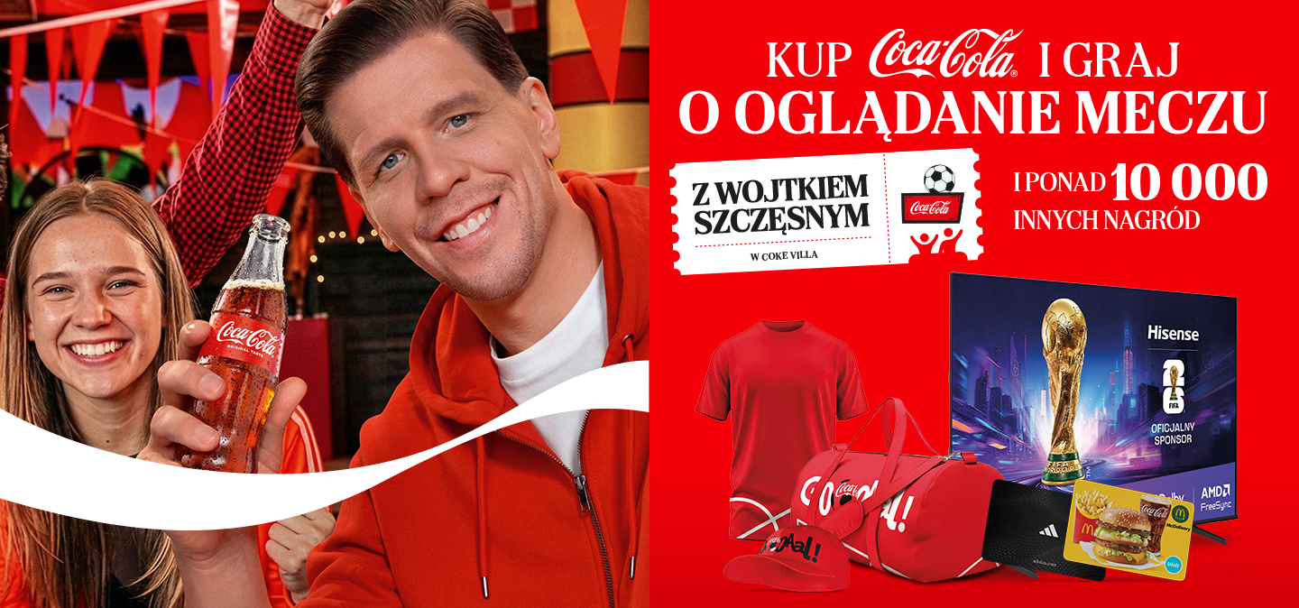 Baner promocyjny Coca‑Cola z kibicami oraz informacją o loterii i nagrodach.