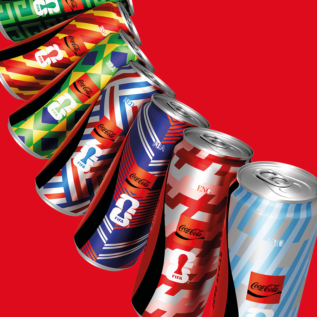 Kolekcjonerskie puszki Coca-Cola FIFA World Cup 26 w limitowanej edycji z motywami flag państwowych.