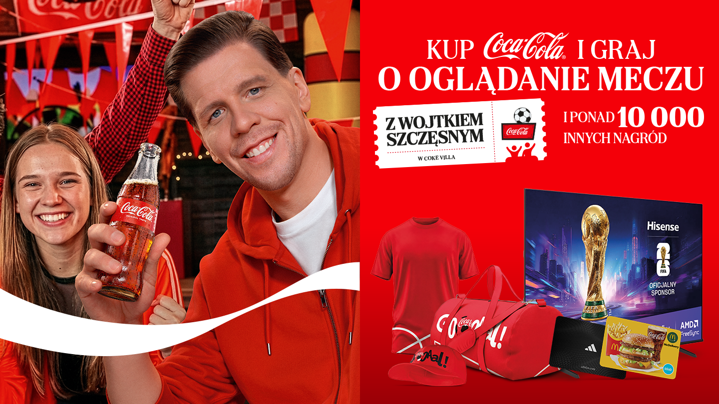 Baner promocyjny Coca‑Cola z kibicami oraz informacją o loterii i nagrodach.
