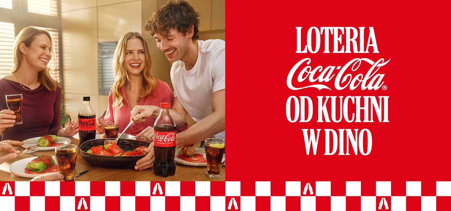 Grupa przyjaciół przy stole z pizzą i Coca-Colą, obok czerwony baner z hasłem reklamowym.