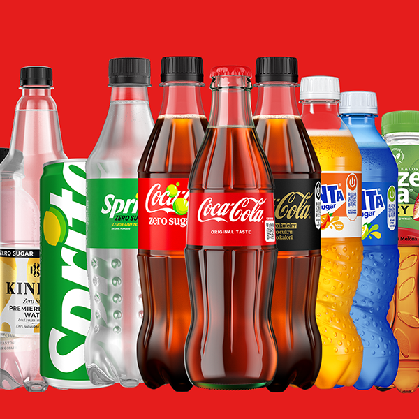 Produkty Coca-Coli na czerwonym tle