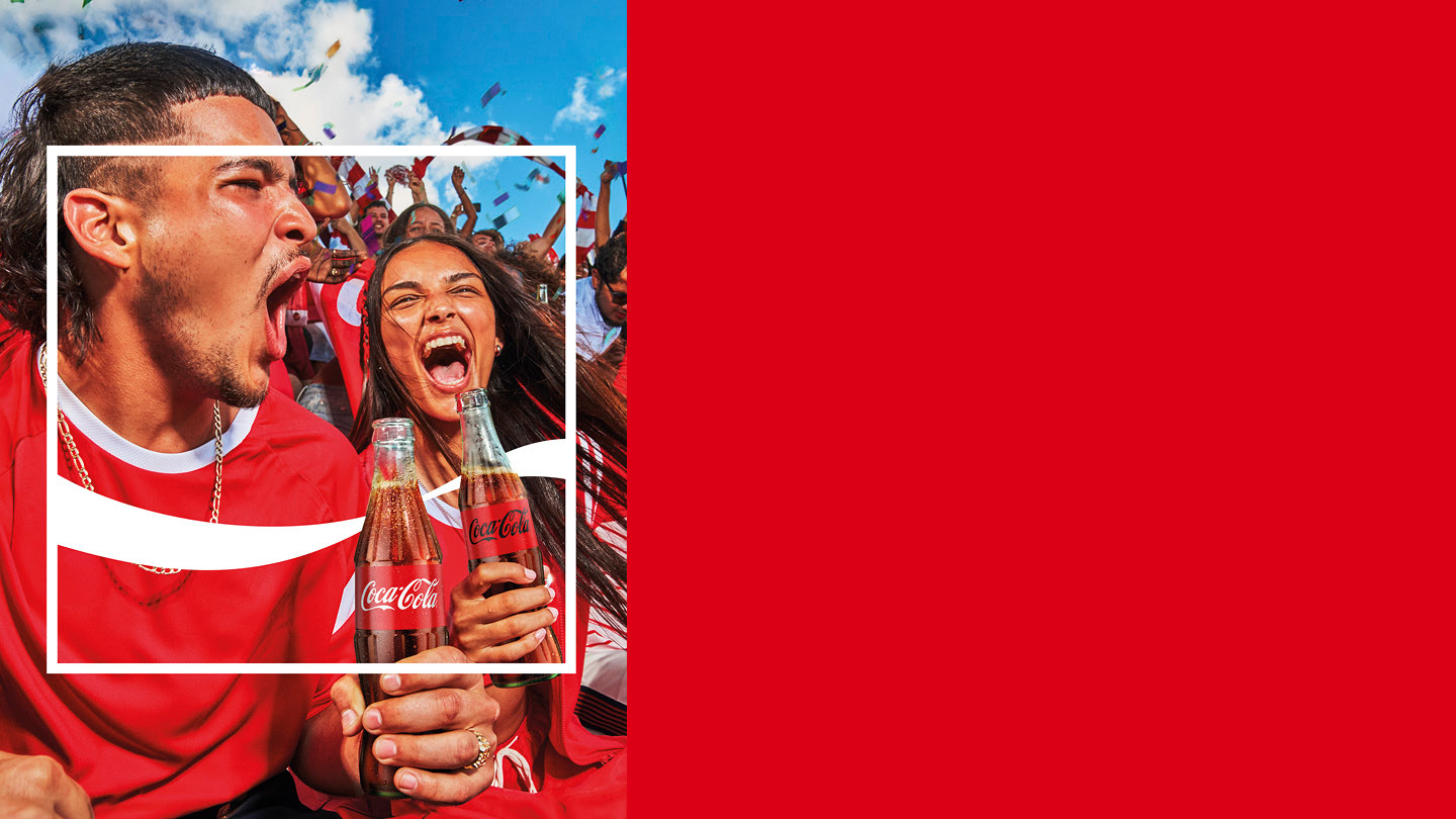 Adeptos a festejar com uma Coca-Cola