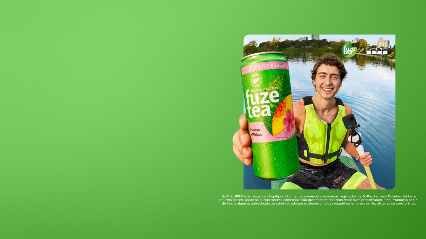 Pessoa em canoagem a segurar uma lata de Fuze Tea
