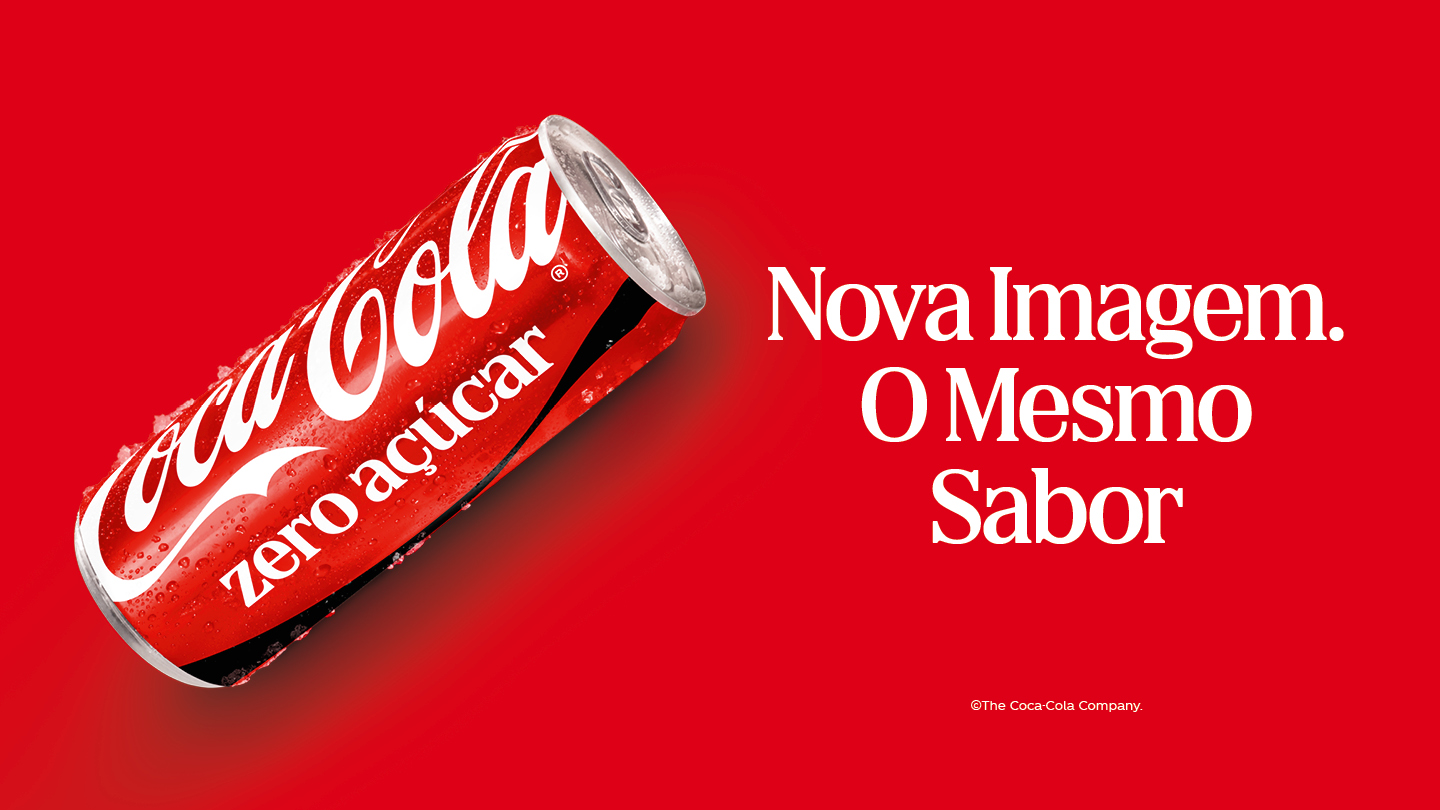 Garrafas de Coca-Cola num fundo com gelo
