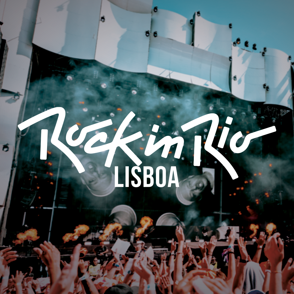 Logótipo Rock in Rio Lisboa no palco principal com o público de mãos no ar durante um concerto