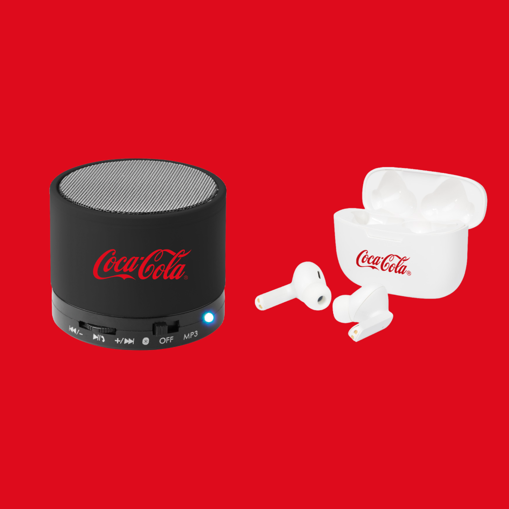 Coluna portátil Coca‑Cola e auscultadores sem fios Coca‑Cola sobre fundo vermelho, prémios da campanha Rock in Rio 2026