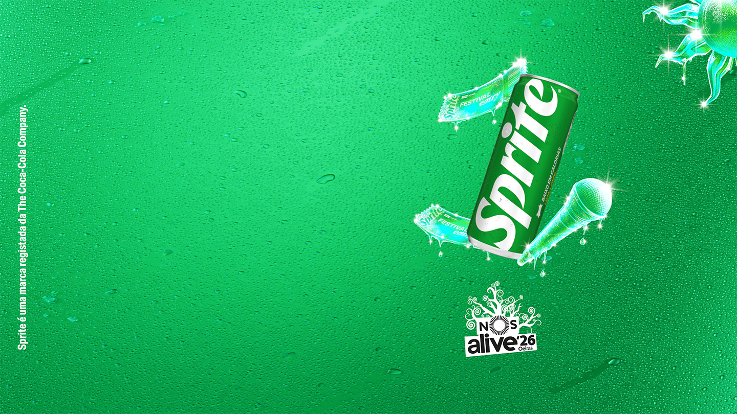 Imagem promocional Panini x Coca‑Cola com garrafas Coca‑Cola, cromos Panini e fundo inspirado num relvado de futebol, associada ao FIFA World Cup 2026™