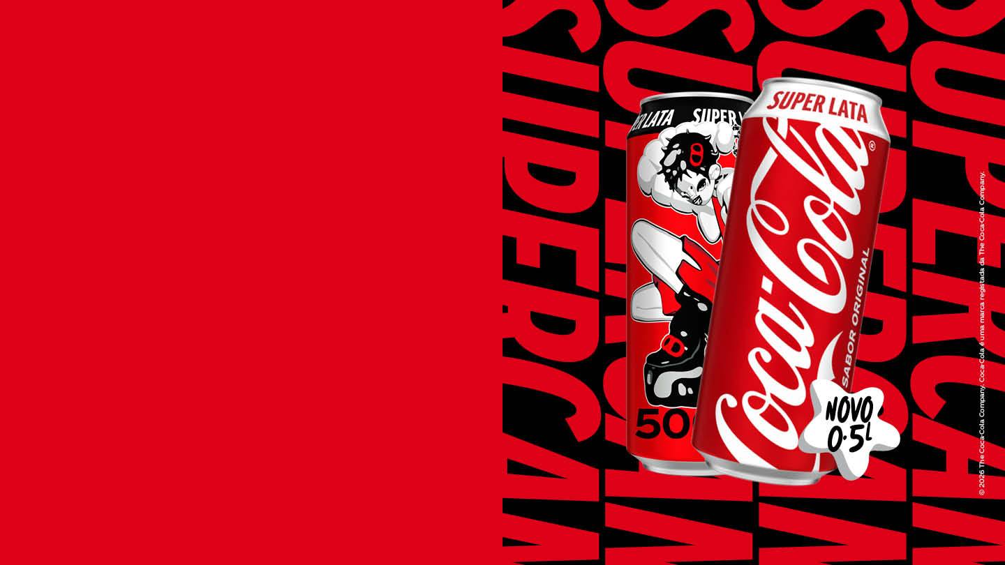 Latas de Coca‑Cola Super Lata com design gráfico especial em destaque sobre fundo vermelho