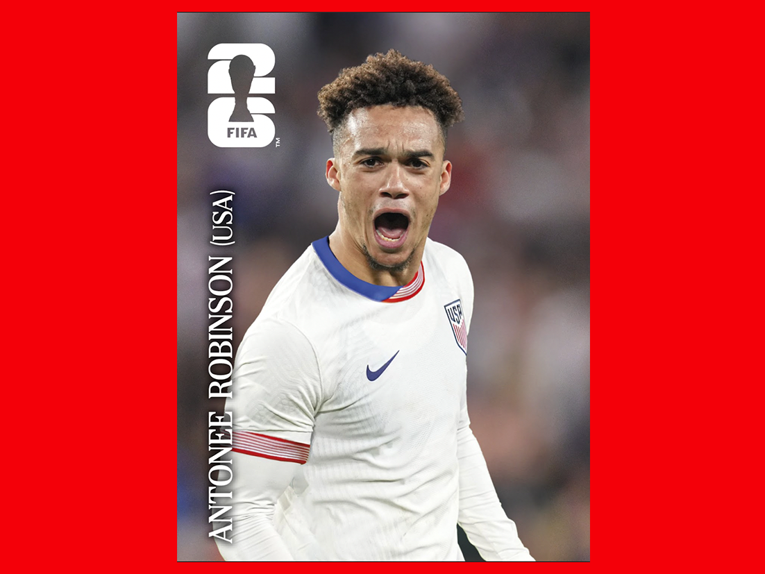 Cromo PANINI de la Copa Mundial de la FIFA 2026™ con un jugador de la selección de Estados Unidos de fútbol vistiendo camiseta blanca durante el partido.
