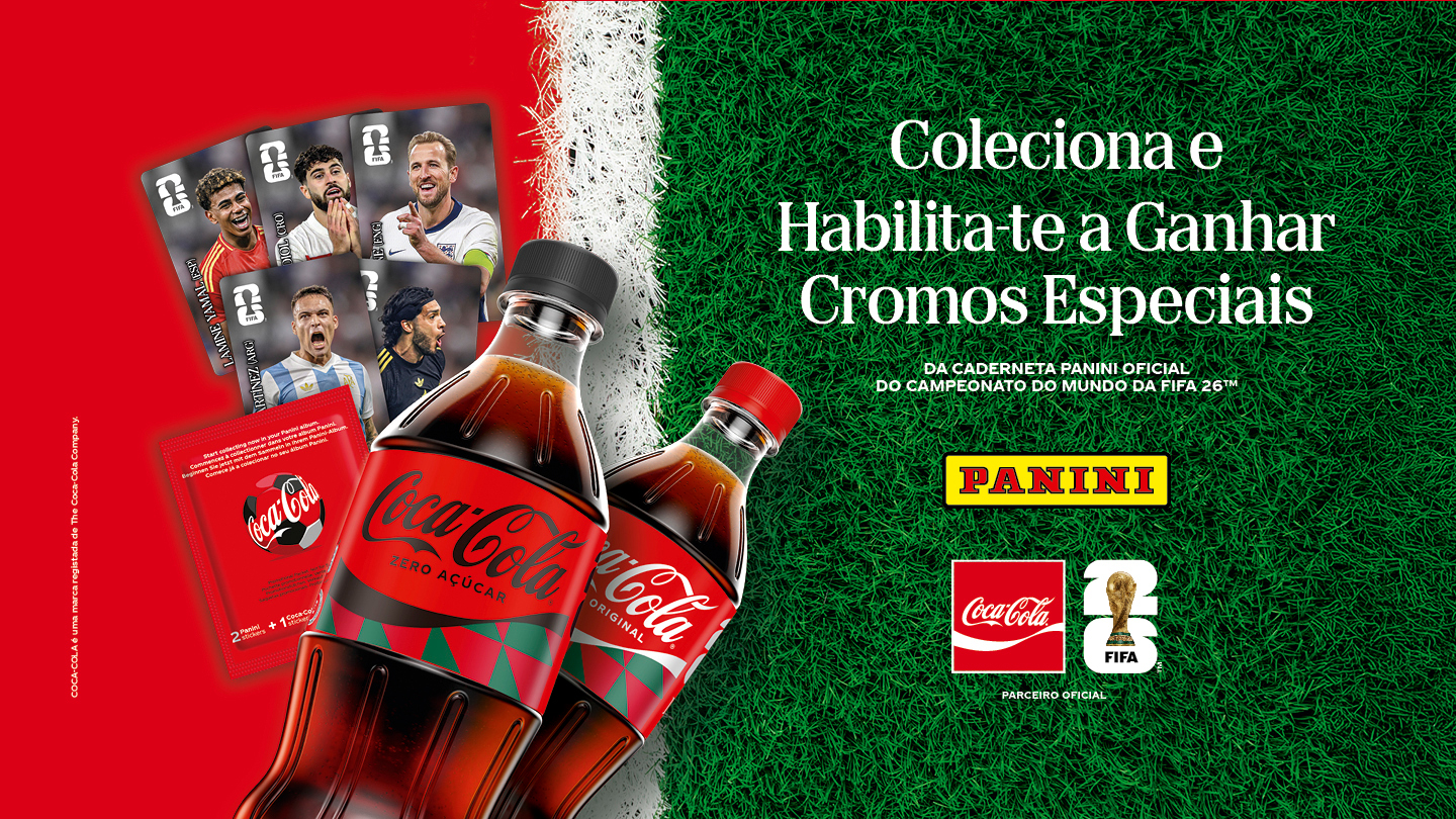 Álbum de cromos de fútbol abierto sobre fondo rojo en una imagen promocional de Coca‑Cola