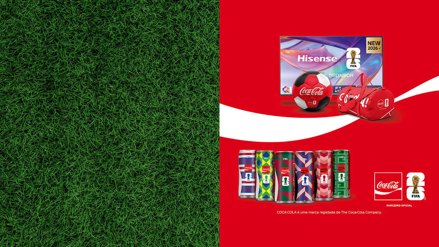 Álbum de cromos de fútbol abierto sobre fondo rojo en una imagen promocional de Coca‑Cola