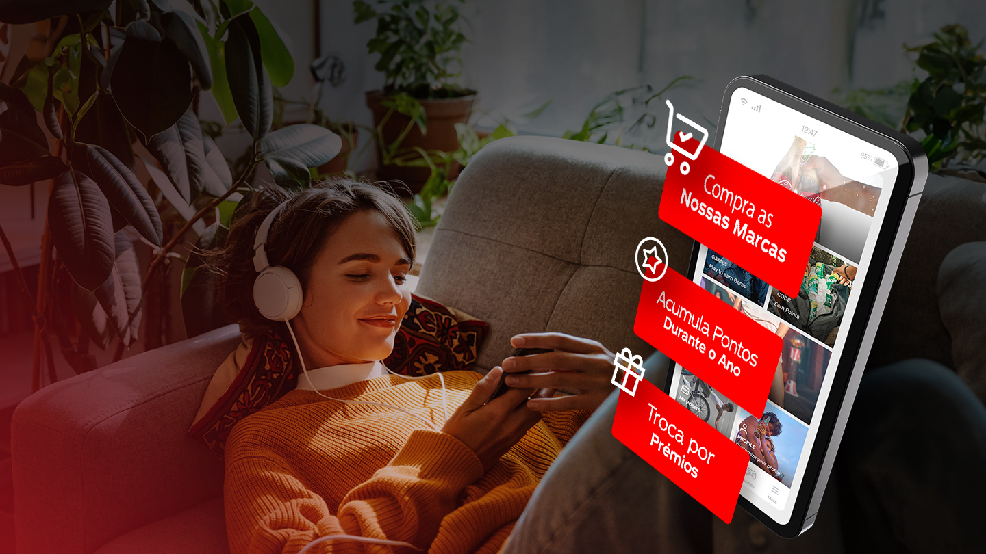 Pessoa a utilizar um tablet num ambiente confortável, com elementos gráficos da App Coca‑Cola a destacar acesso ao mundo digital da marca e a diferentes experiências e conteúdos.