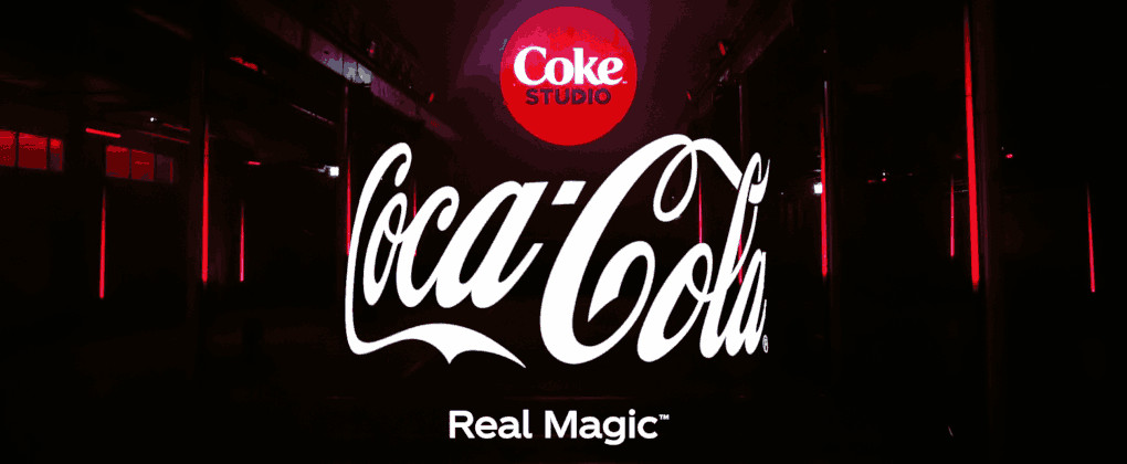 Logomarca da Coca-Cola e logomarca do Coke Studio centralizados em uma fotografia de um ambiente escuro