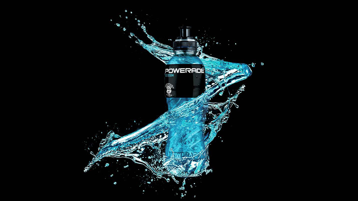 Uma garrafa da Powerade sobre um fundo preto