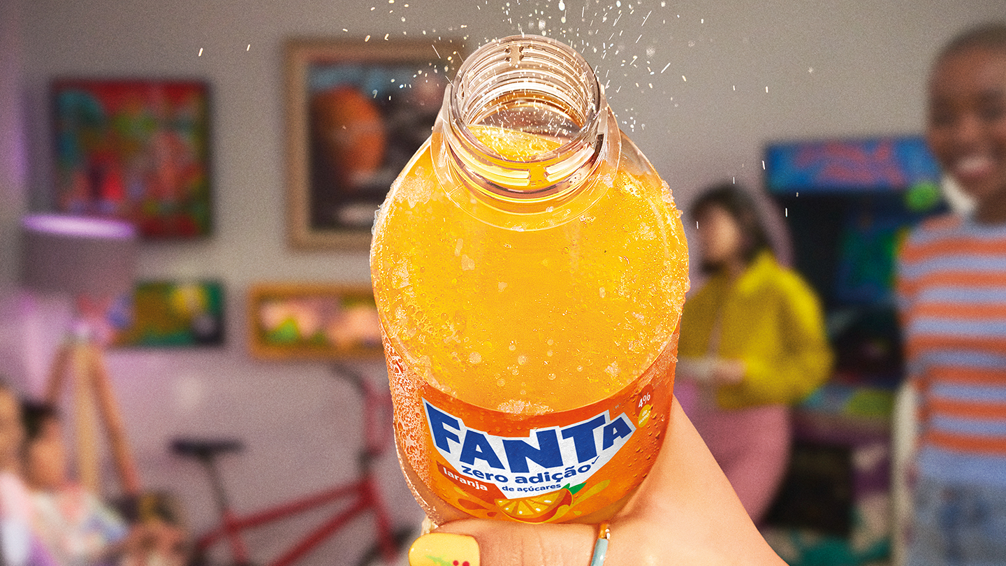 Gente bebiendo Fanta