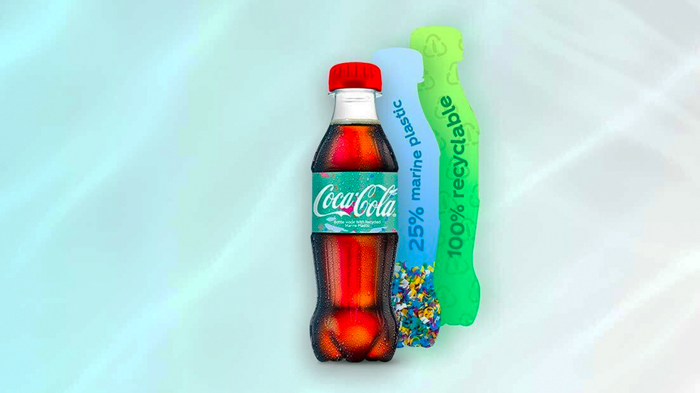 Uma garrafa de Coca-Cola com informações de composição de materiais