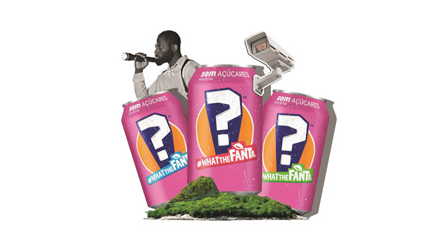 Três latas rosas de #WhatTheFanta com três componentes em volta: um homem segurando uma lanterna, uma câmera de vigilância e montanhas verdes