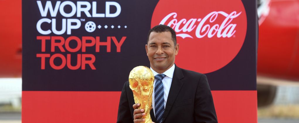 Gilberto Silva segurando o Troféu FIFA World Cup™