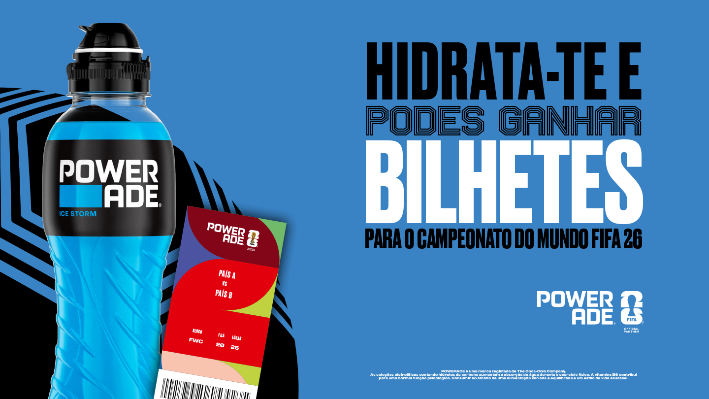 Garrafa de Powerade azul com rótulo preto e vermelho, ao lado de um bilhete promocional, com o texto “Hidrata‑te e podes ganhar bilhetes para o Campeonato do Mundo FIFA 26”, sobre fundo azul.