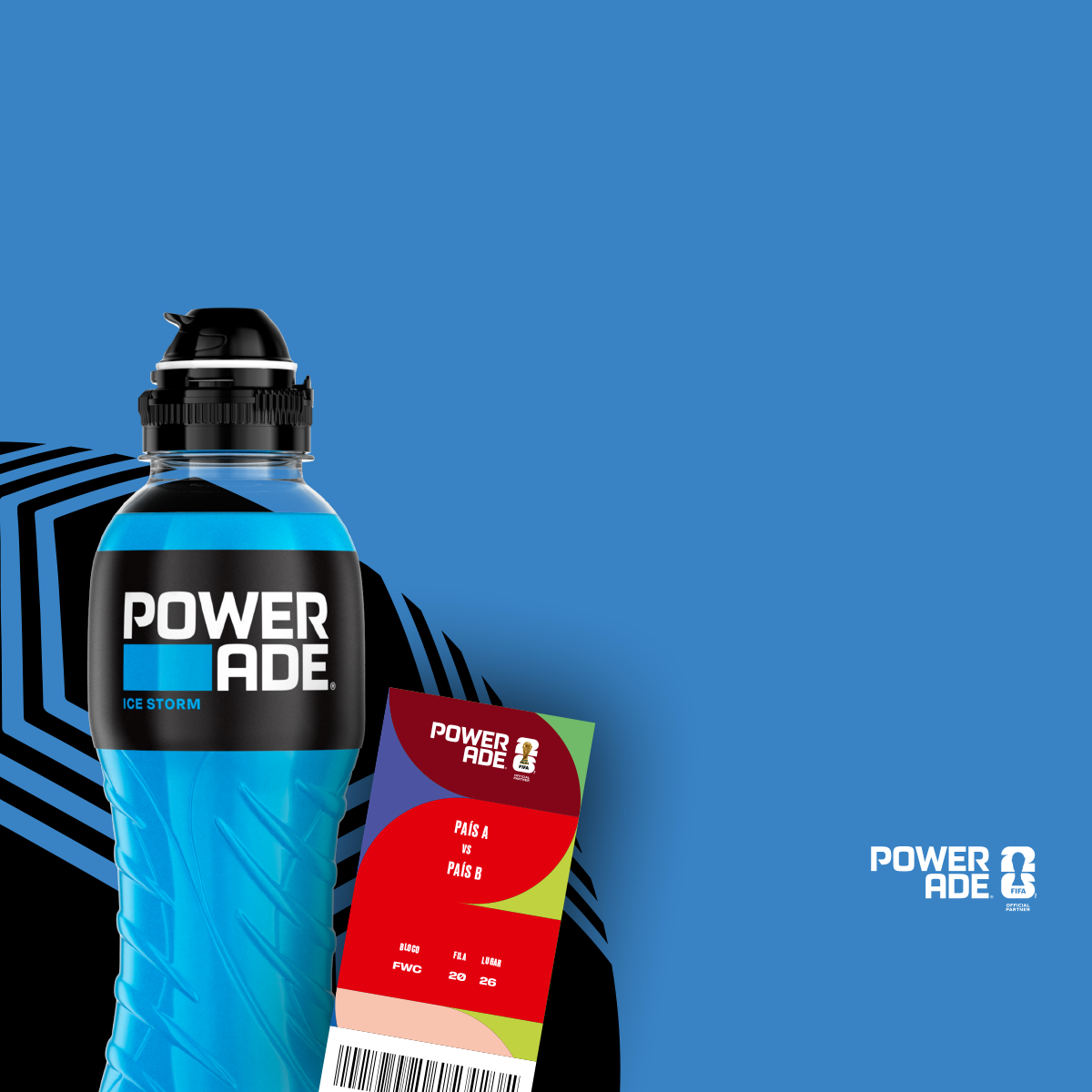 Garrafa de Powerade azul com tampa preta e rótulo preto, acompanhada de um bilhete promocional vermelho, sobre fundo azul com elementos gráficos em preto e logótipo Powerade no canto inferior direito.