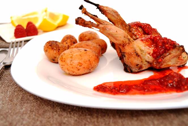 Codornizes com molho de framboesa e batata assada