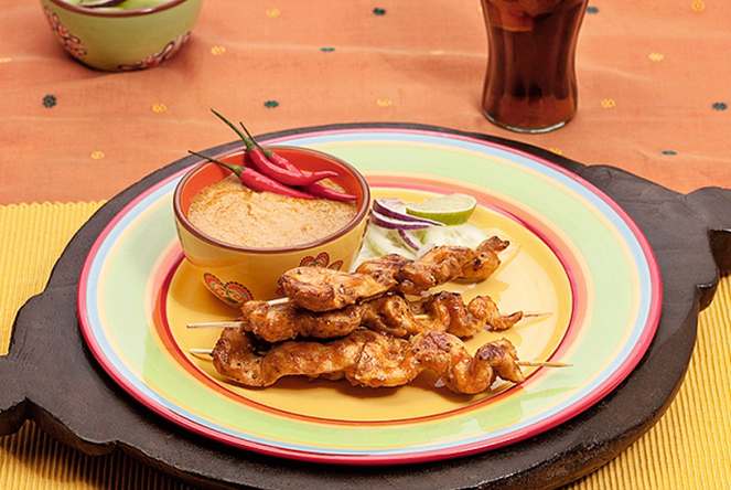 Kebab de Satay de frango com imersao de amendoim