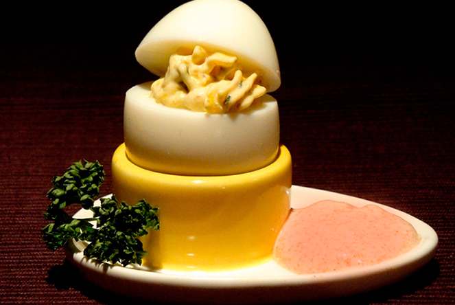 Ovos recheados em molho bechamel com colorau