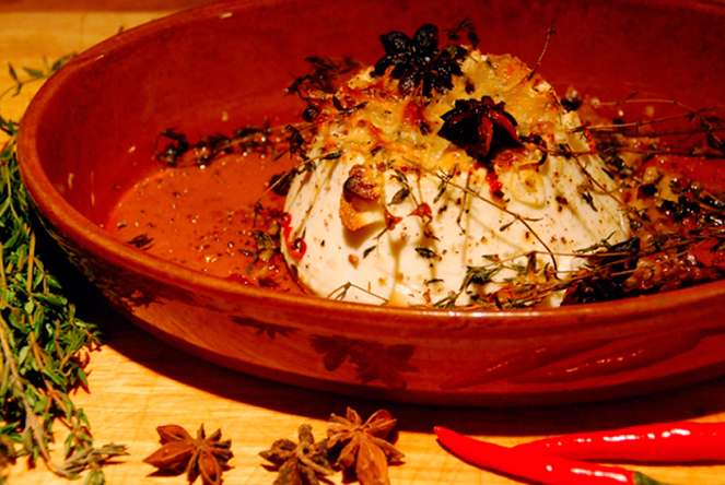 Ricotta assada no forno com tomilho alho e anis estrelado