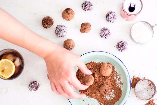 Trufas de tâmaras e cacau