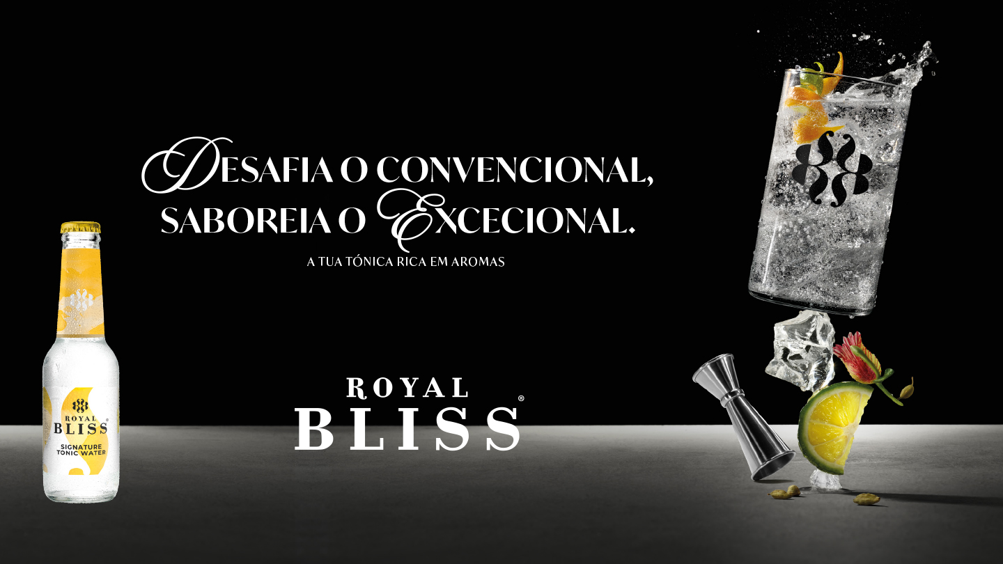 Variedades de sabores do Royal Bliss ao lado de um copo com gelo em frente