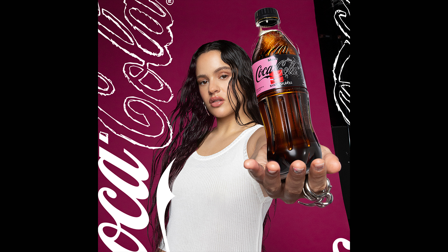 Rosalía sujetando botella de Coca-Cola Move