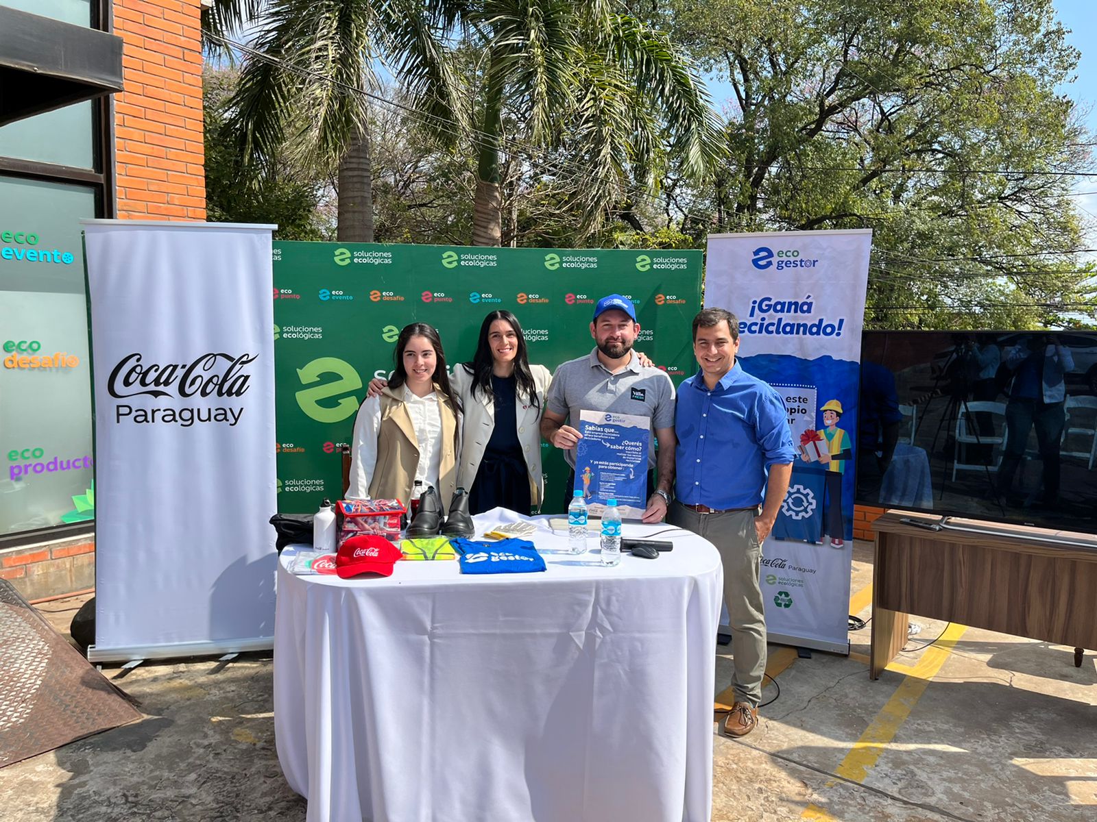 Personas posando en evento de EcoGestor