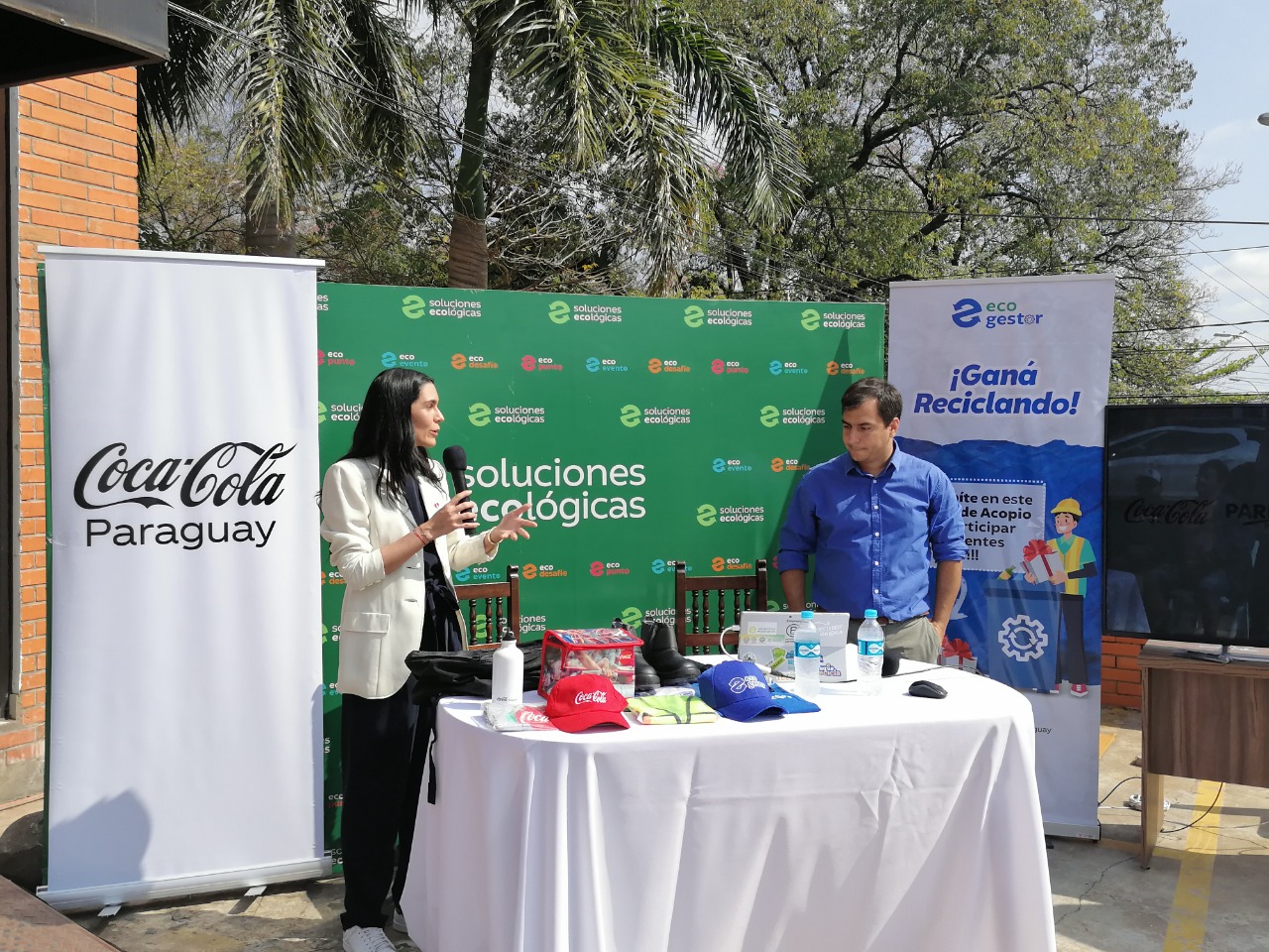 Dos personas en evento de Coca-Cola Paraguay