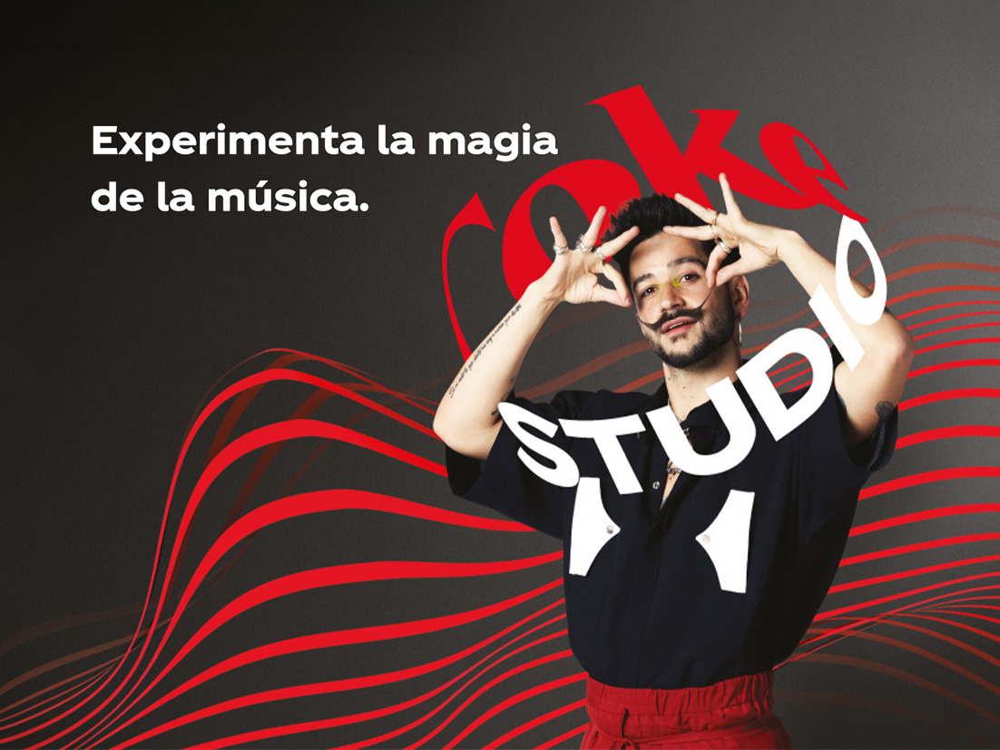 Camilo Artista Latinoamericano, haciendo gestos con sus manos. Coke Studio. Experimenta la magia de la música.
