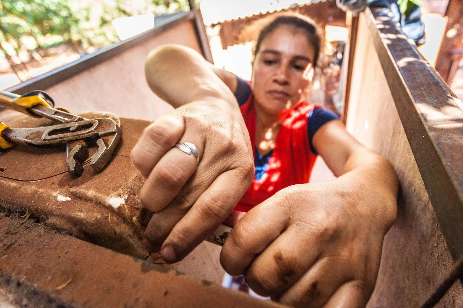 Mujer reparando una tubería