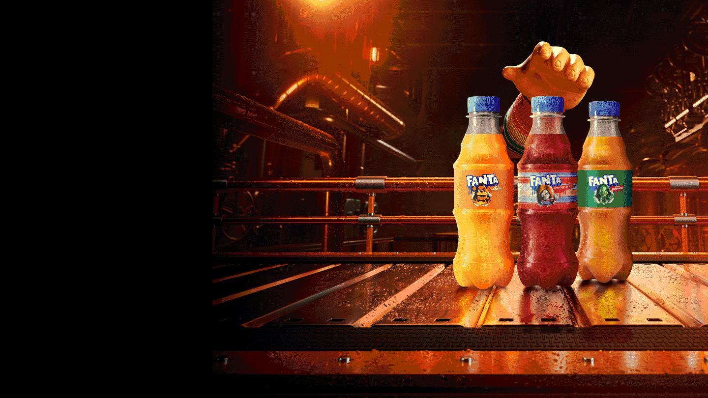 Fondo naranja, manos alzadas. Logo Fanta azul goteando. Deseo intenso, toque misterioso.
