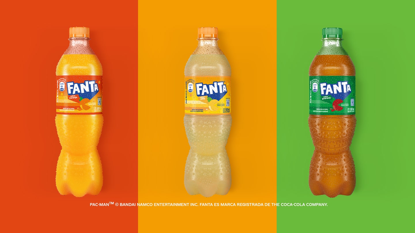 Tres botellas de edición limitada Fanta Pac-Man de sabor piña, naranja y guaraná. Con los fondos de cada botella correspondientes al color de cada etiqueta; a la izquierda Fanta sabor naranja sobre fondo a naranja, el centro de Fanta piña sobre fondo amarillo y a la derecha la Fanta guraná sobre fondo verde.