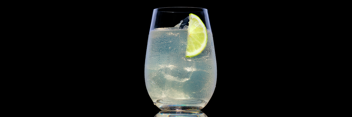 Vaso con agua helada y una rodaja de limón