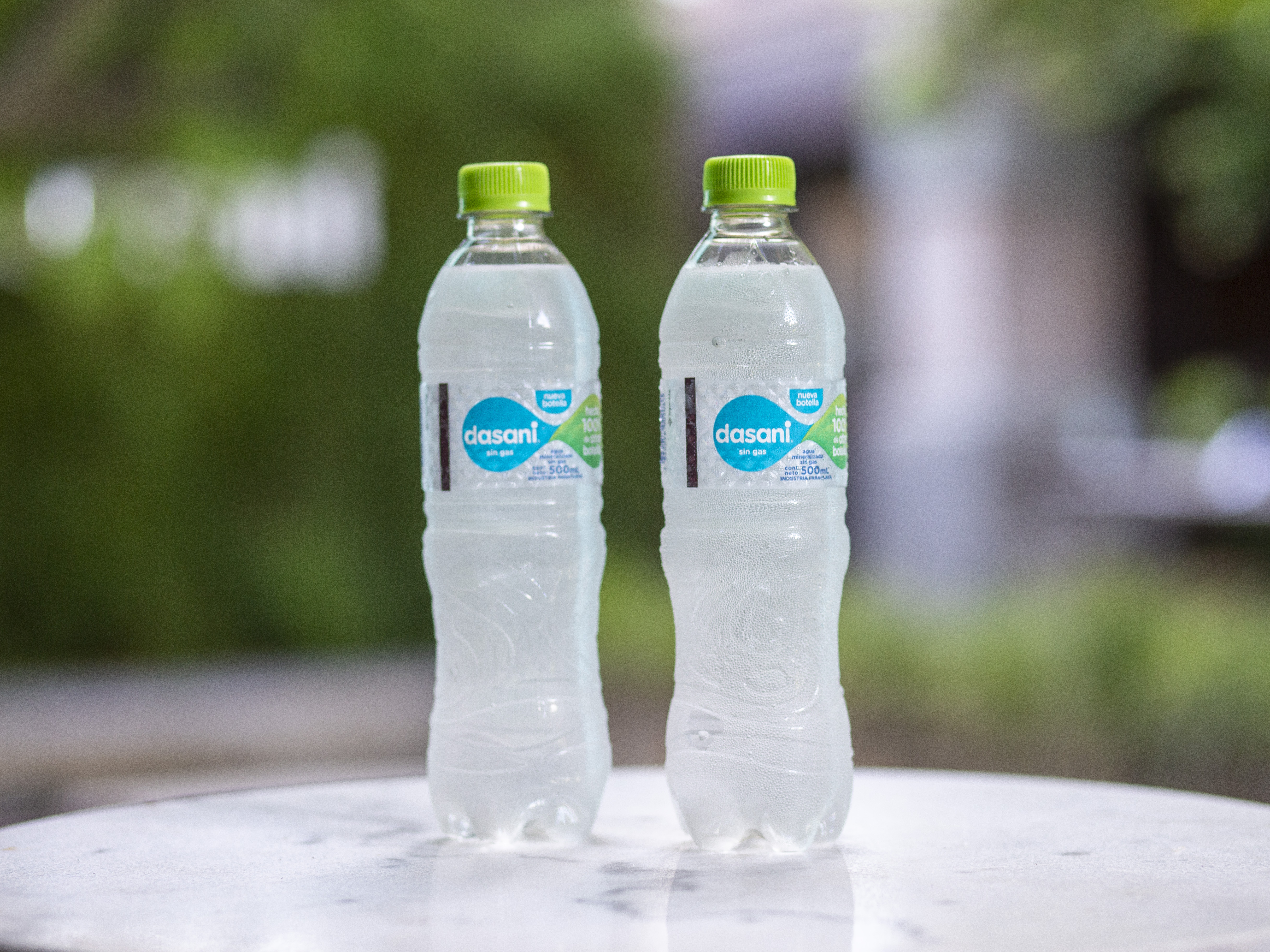 Dos botellas de agua Dasani