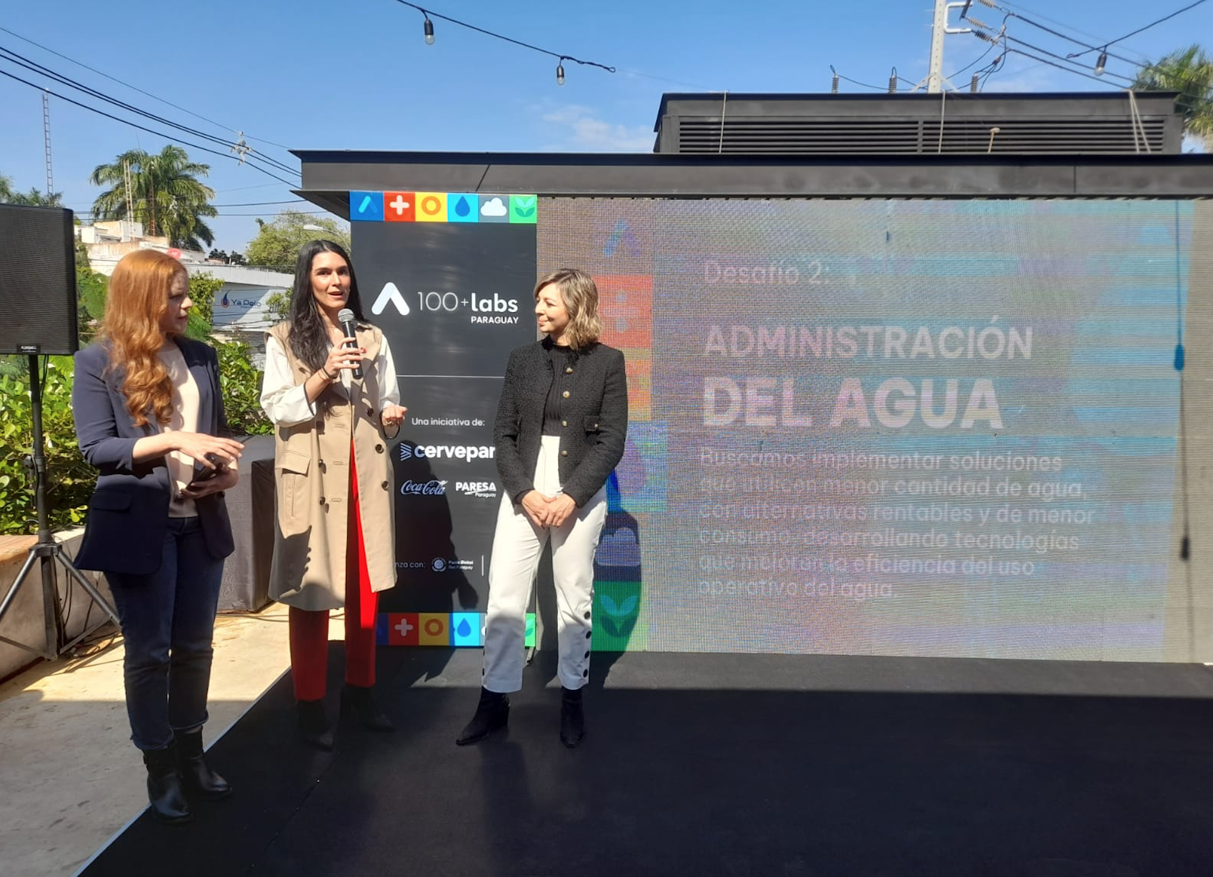 Tres mujeres hablando en evento 100+Labs