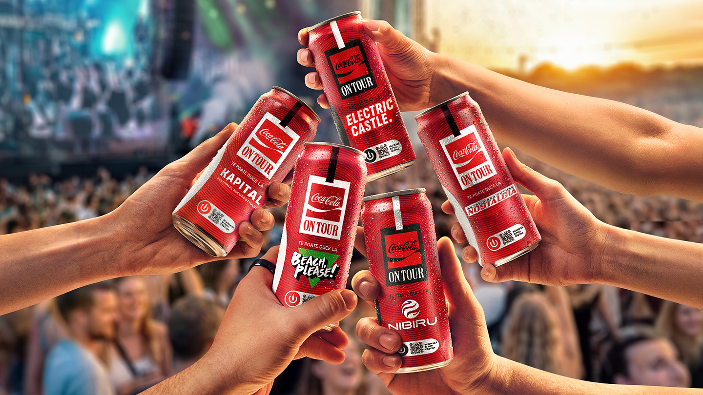 Doze personalizate de Coca-Cola, cu logo-ul campaniei Coke on Tour