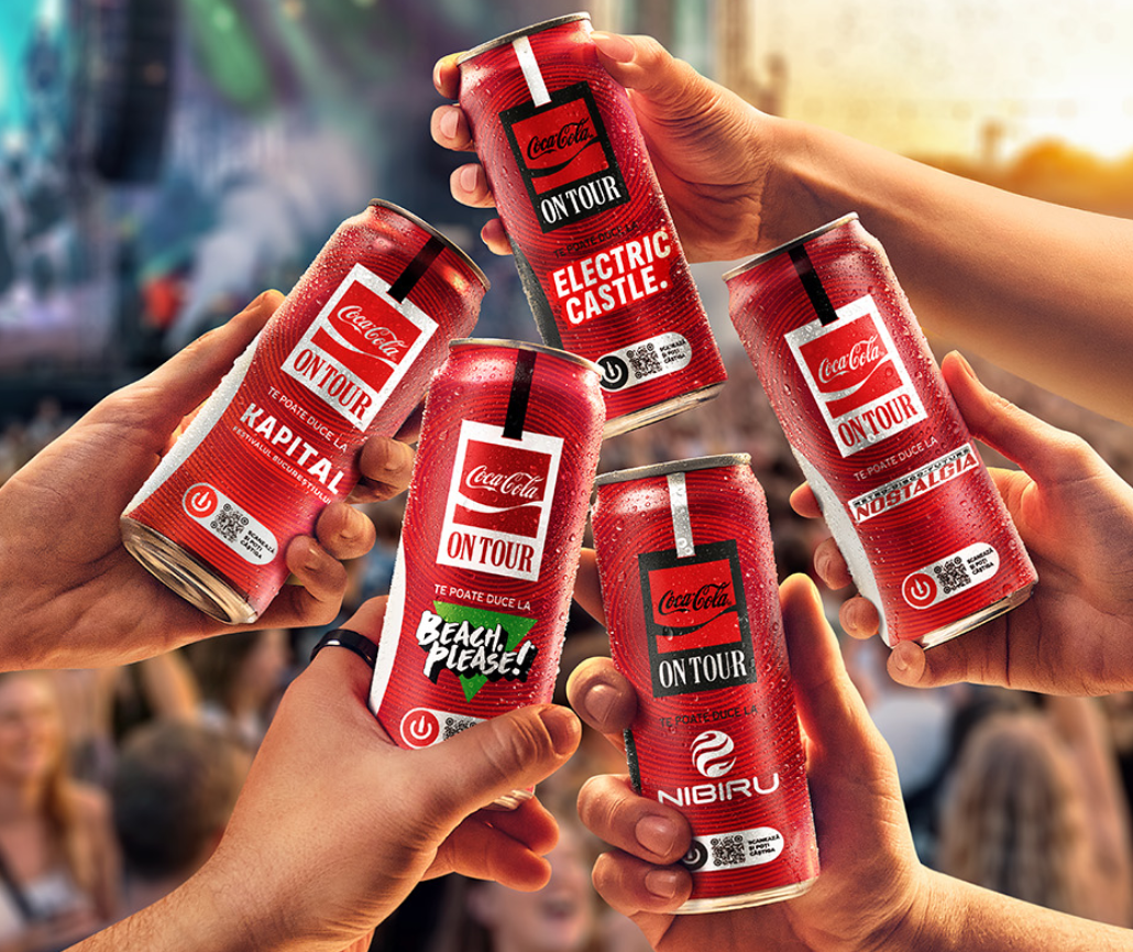 Doze personalizate de Coca-Cola, cu logo-ul campaniei Coke on Tour