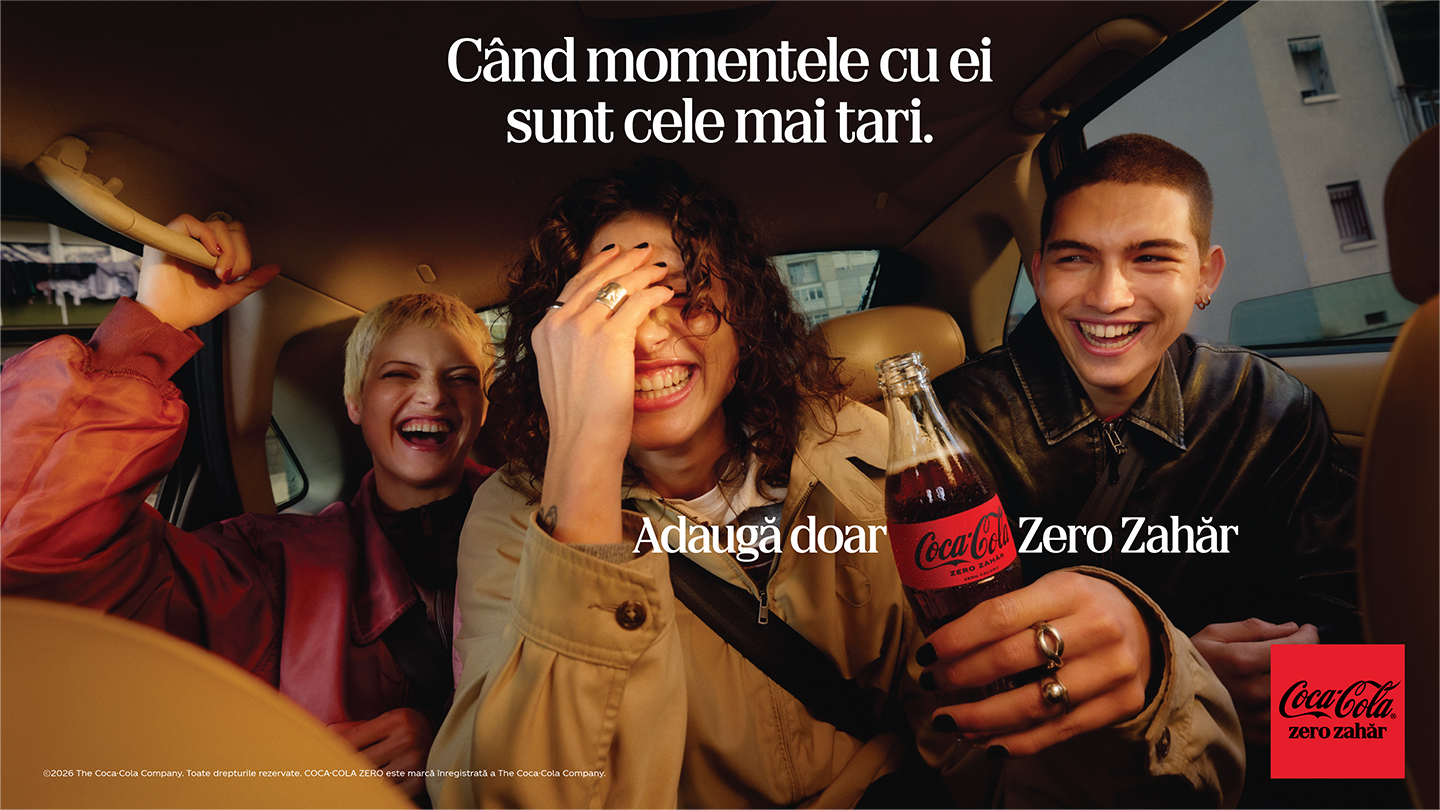 Trei tineri râzând în spatele unei mașini, la apus; unul ține în mână o sticlă de Coca-Cola Zero. Pe imagine apare textul: „Când momentele cu ei sunt cele mai tari. Adaugă doar Coca-Cola Zero Zahăr”, alături de logo-ul Coca-Cola Zero Zahăr.