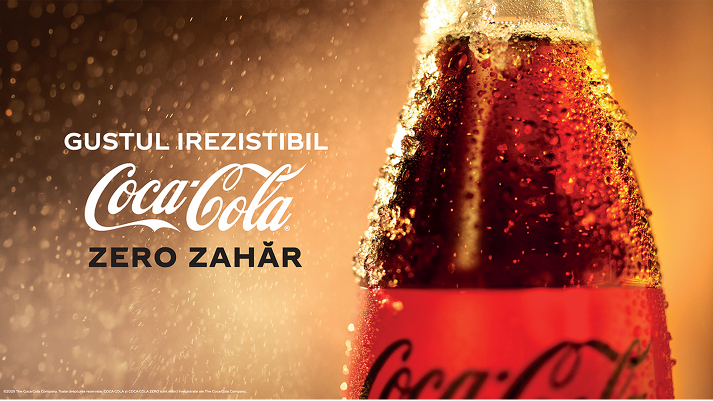 Sticlă de Coca-Cola Zero Zahăr pe un fundal portocaliu cu stropi
