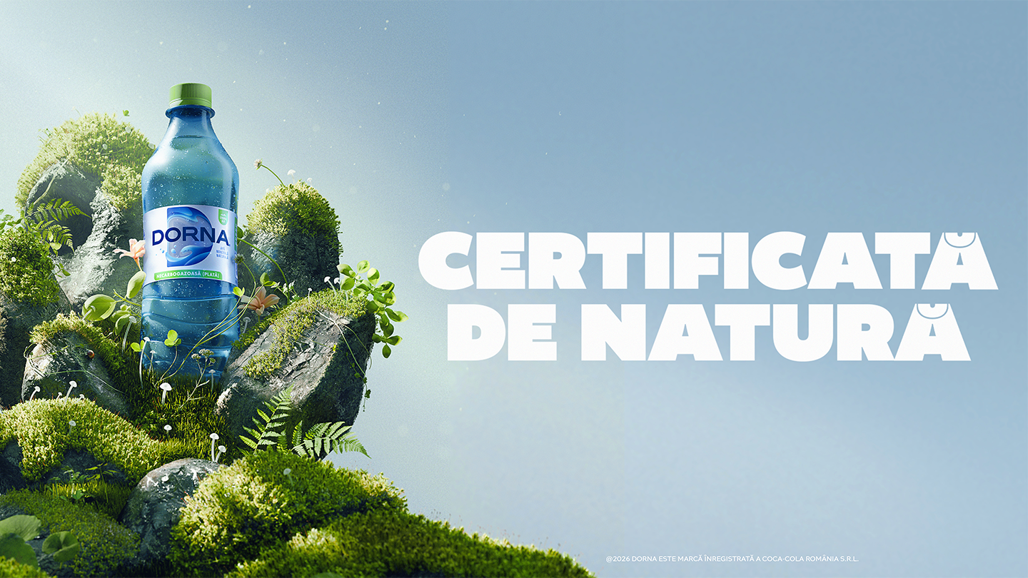 Sticlă de apă minerală Dorna așezată pe roci acoperite cu mușchi și vegetație verde, pe fundal deschis, cu textul mare „Certificată de natură” în partea dreaptă.