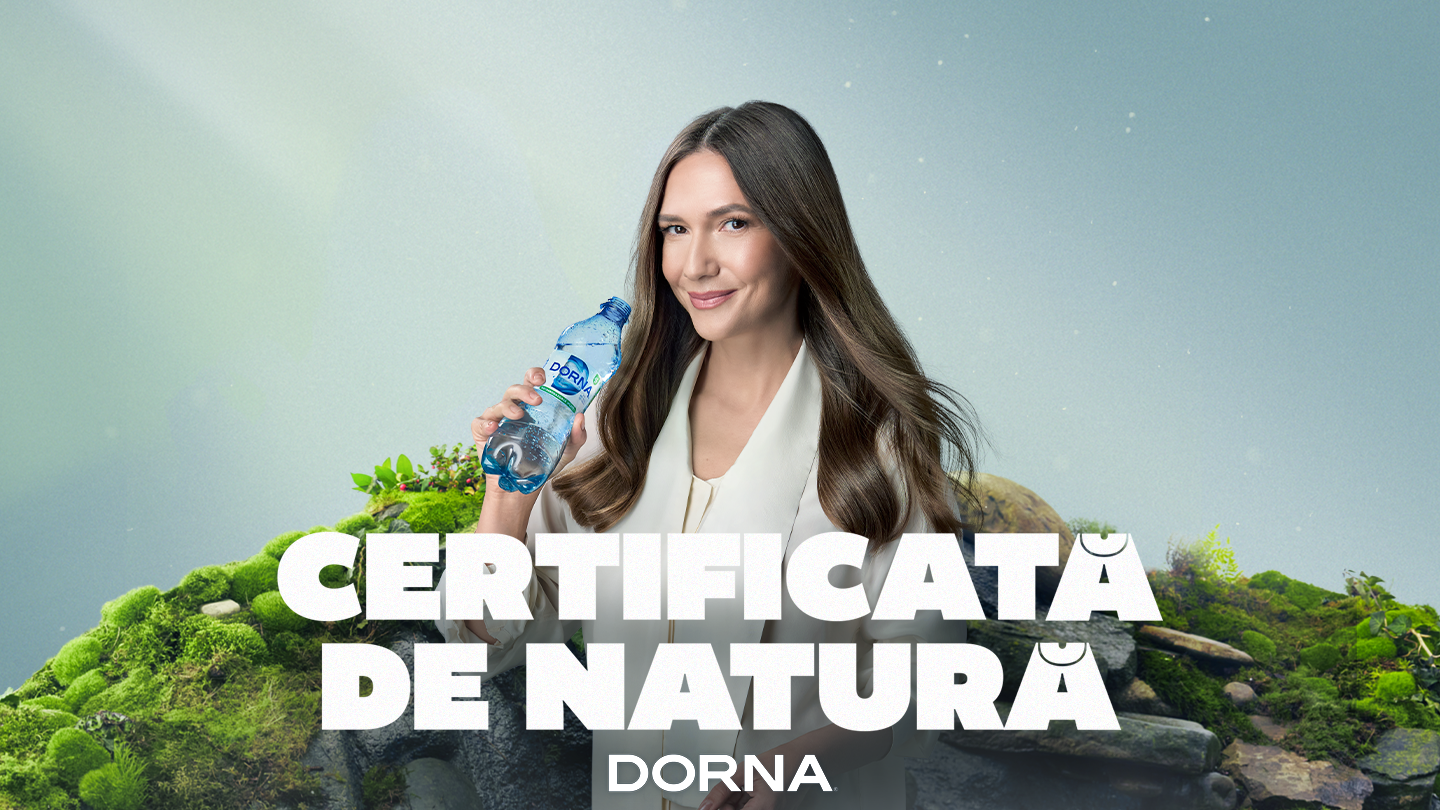 Femeie ținând o sticlă de apă Dorna, cu textul „Certificată de natură”.
