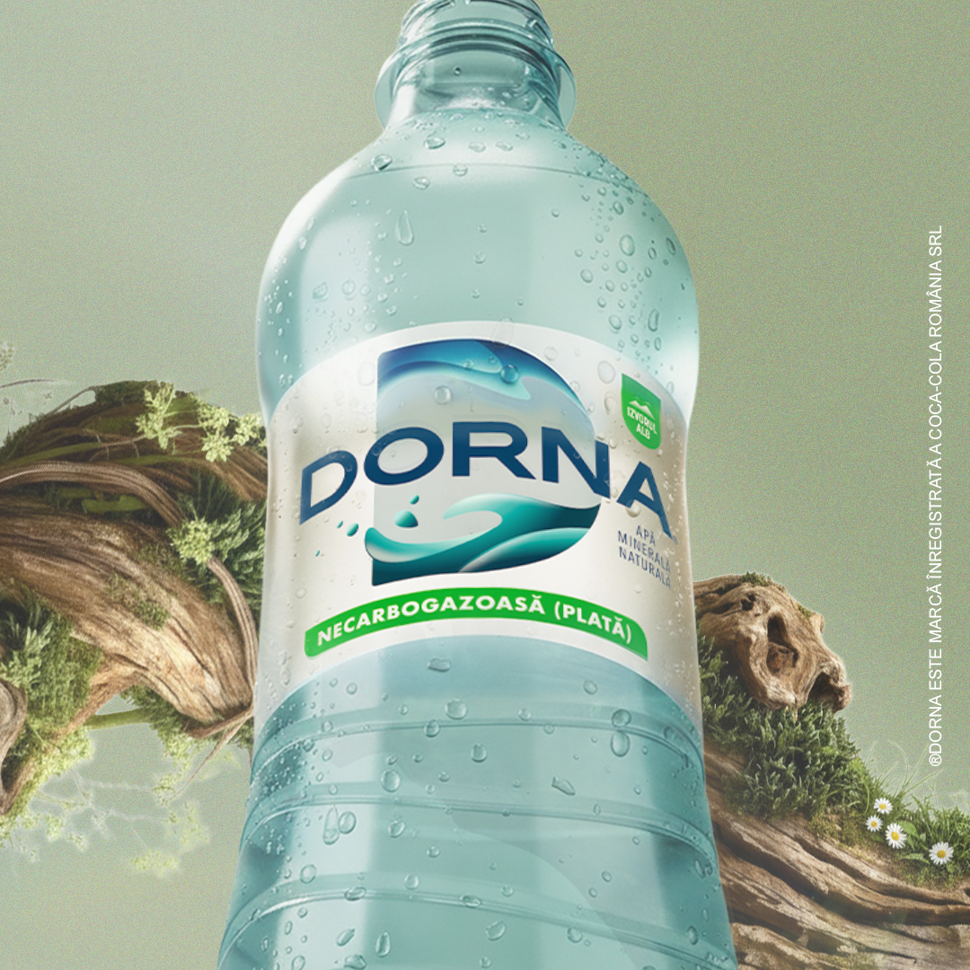 Sticla de apa Dorna intr-un cadru abstract