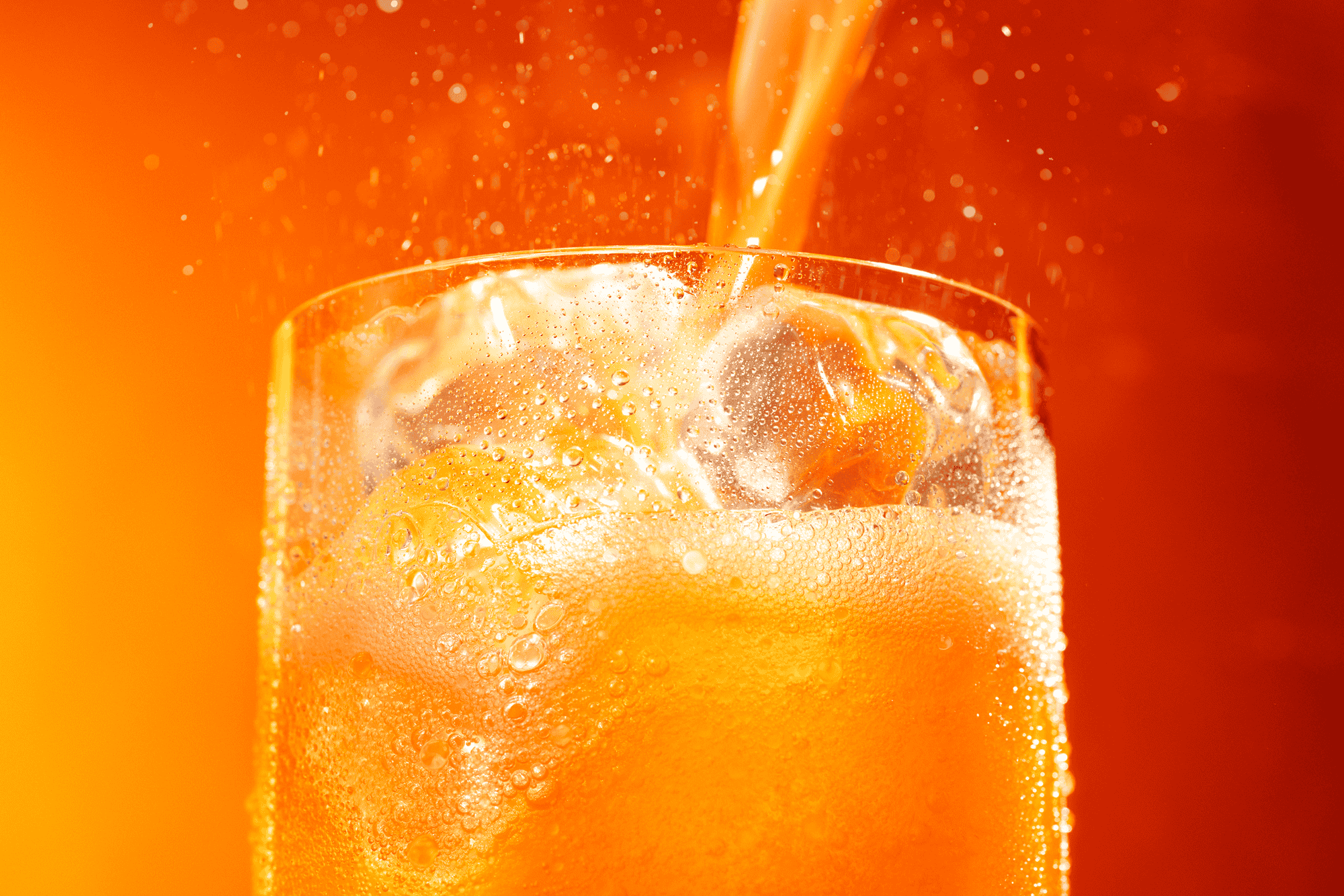 o imagine cu Fanta turnată într-un pahar