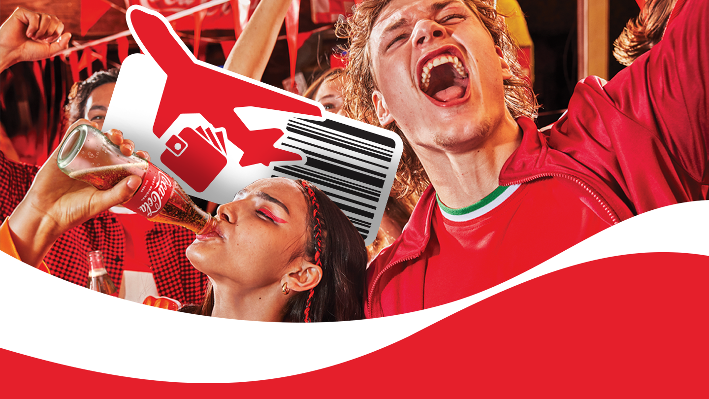 O mulțime care aplaudă la un eveniment de fotbal și o femeie care bea Coca-Cola dintr-o sticlă