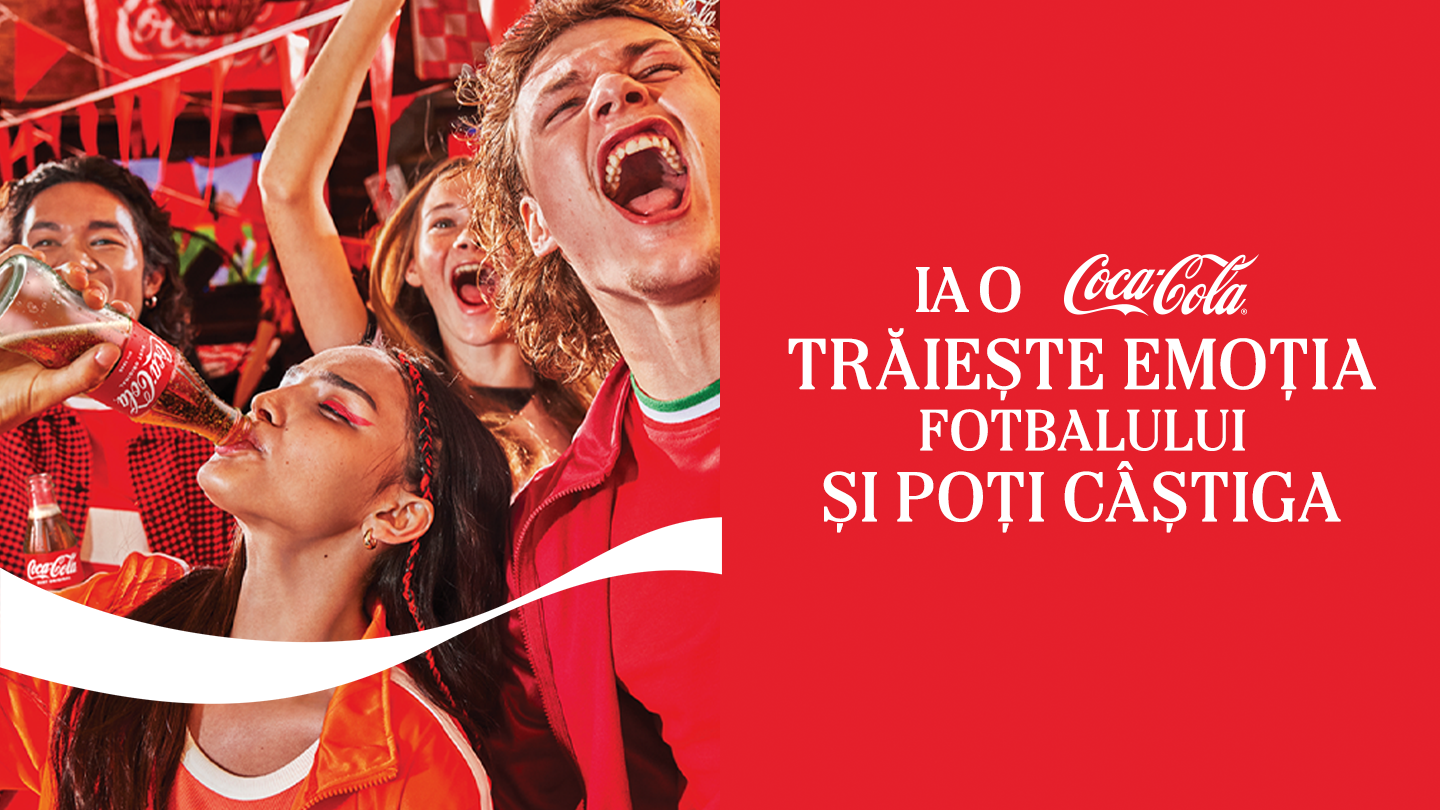Un banner roșu cu mulțimea care aplaudă și bea Coca-Cola la un eveniment de fotbal